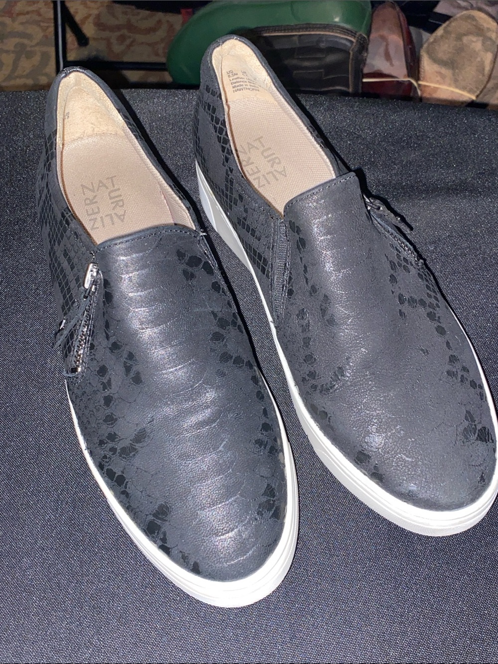NATURALIZER WO SIZE 8.5 BLACK LEATHER SUEDE SLIP ON SHOE EMBOSSED DESIGN EUC